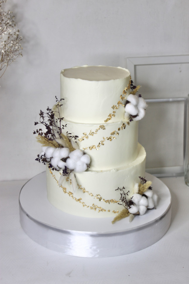 Торт "Белый с сухоцветами"