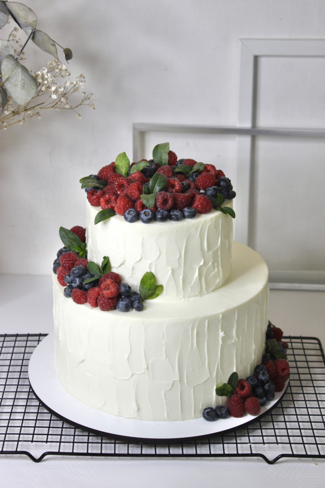 Торт "Белый с ягодами"