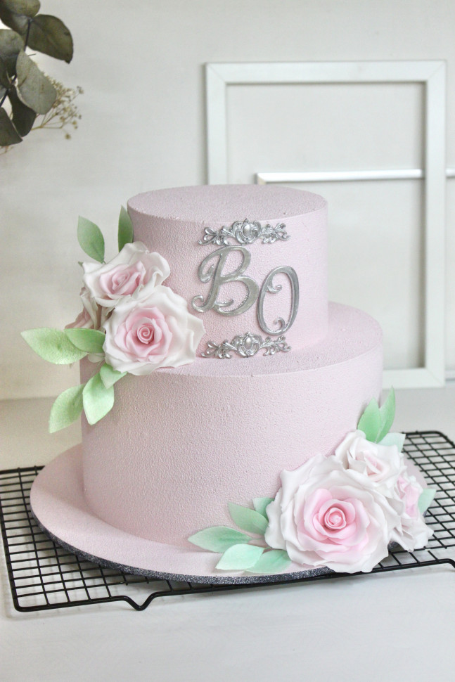 Торт "Нежно-розовый с инициалами и мастичными цветами"