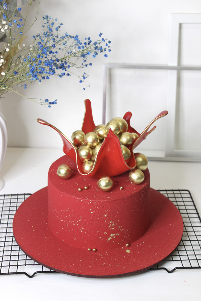 Торт "Красный с вазой и шарами"