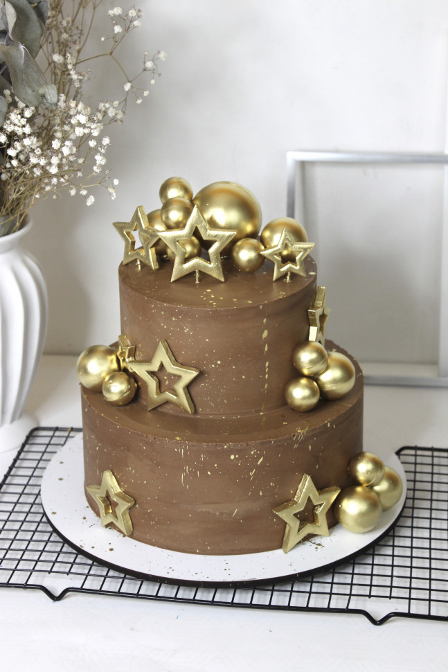 Торт "В цвет шоколада с золотым украшением"