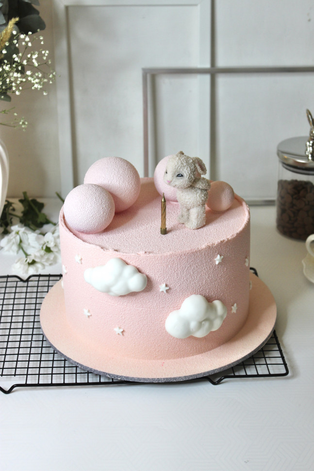 Торт "Зайка с шарами с облаками"