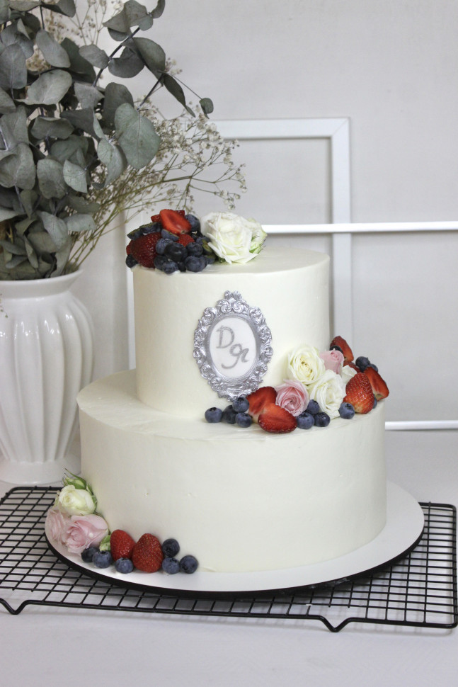 Торт "С ягодами и живыми цветами"