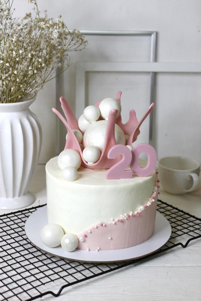 Торт "С розовой карамельной вазой и шоколадными шарами"